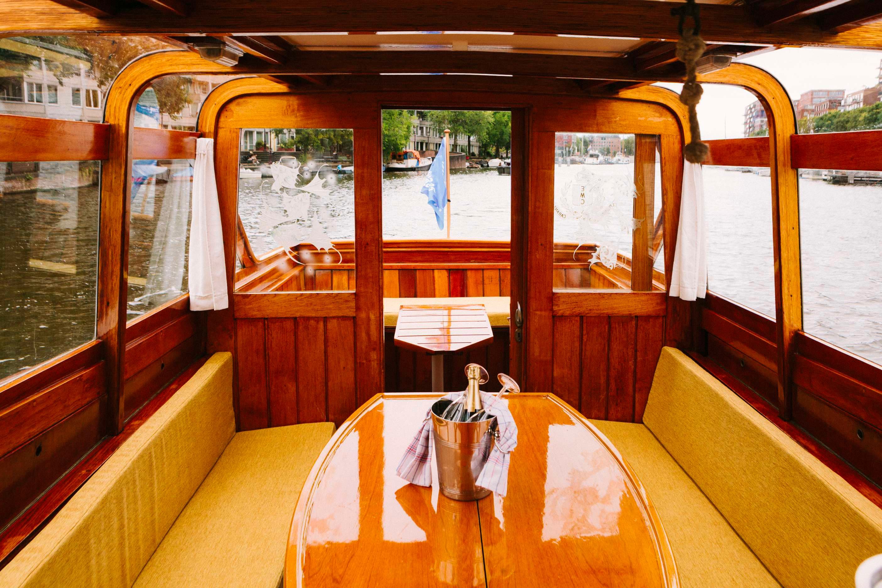 Interieur van de Barbarella salonboot