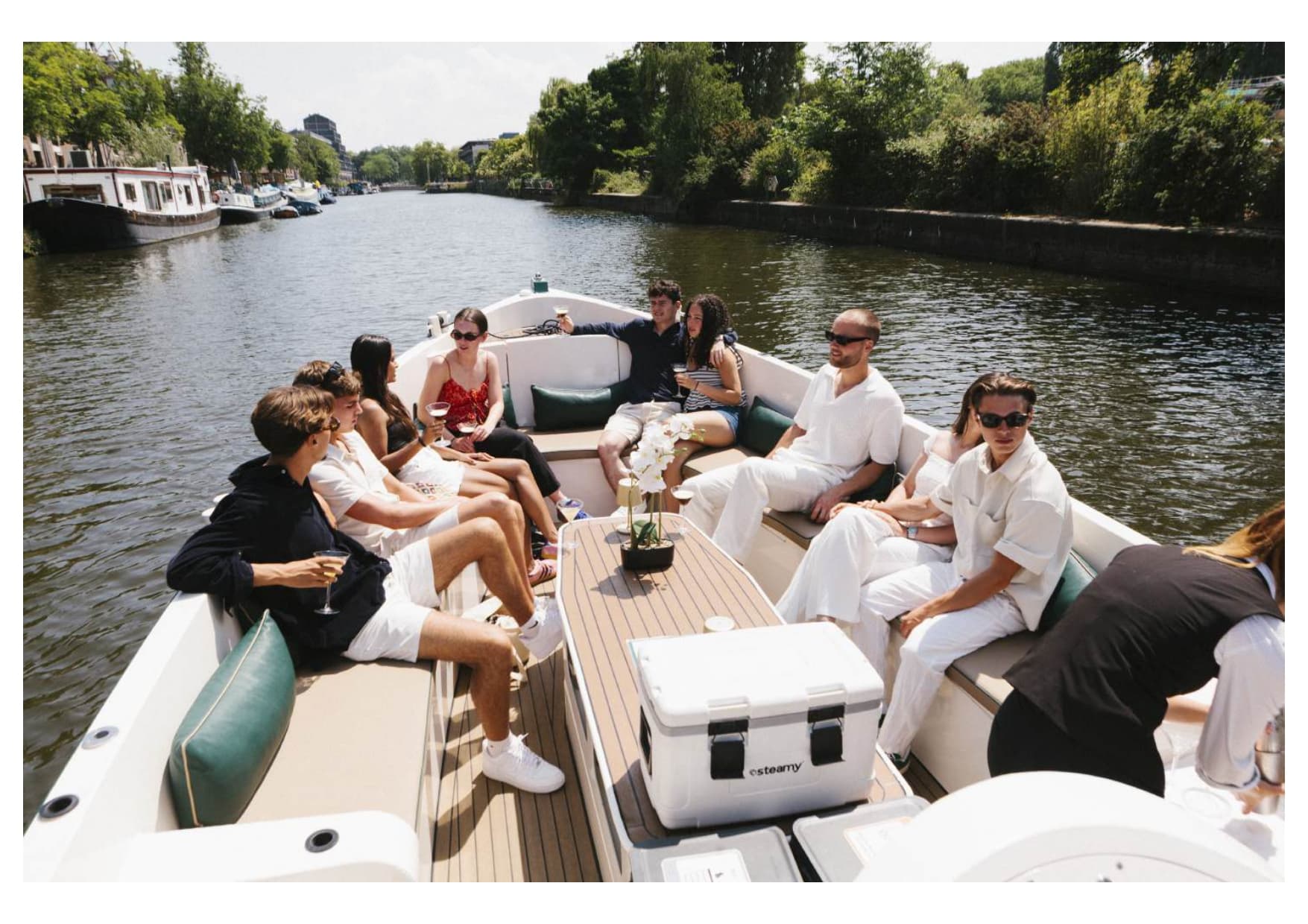 Teamuitje op een open sloep