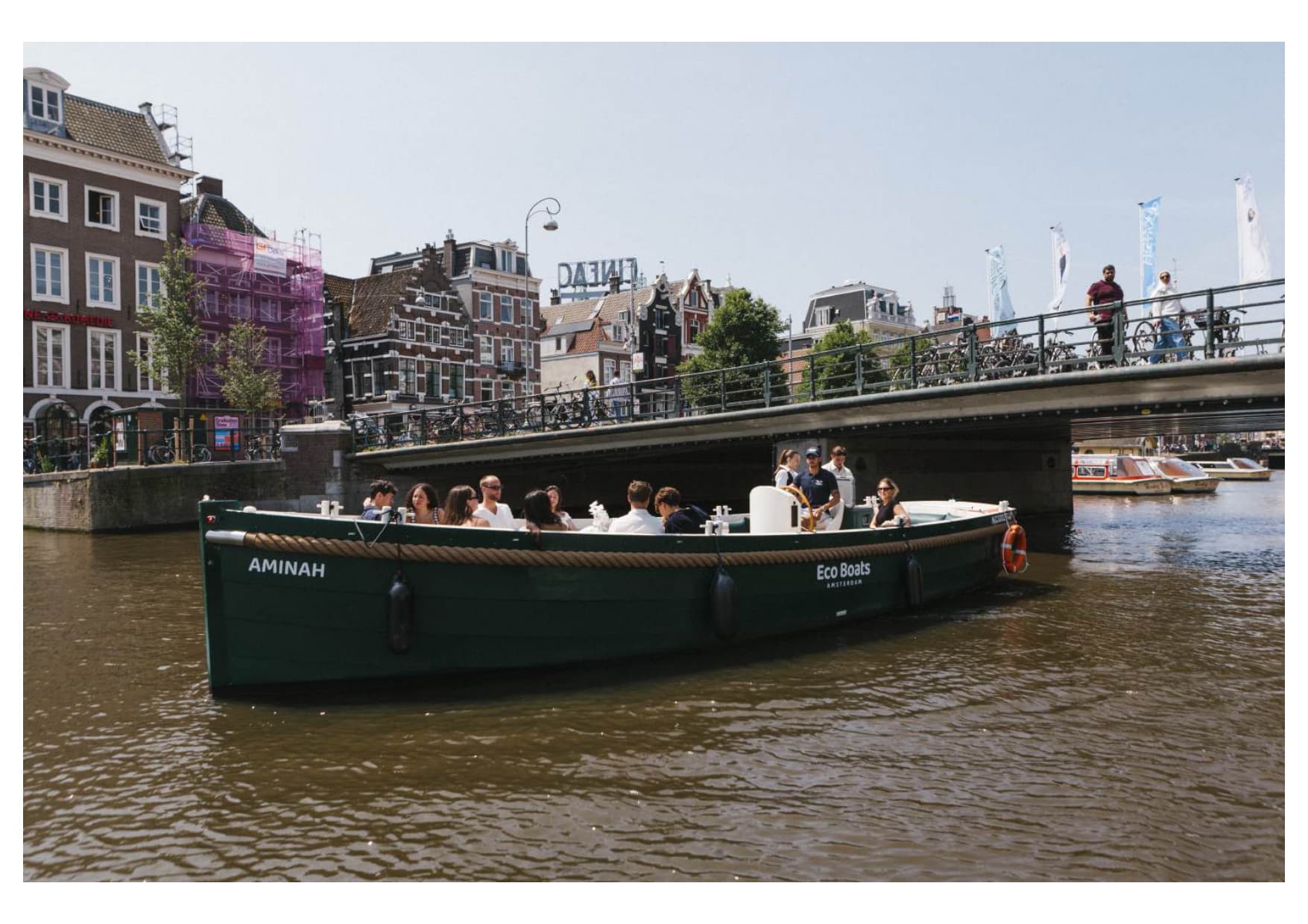 Privéboot voor een Amsterdamse brug