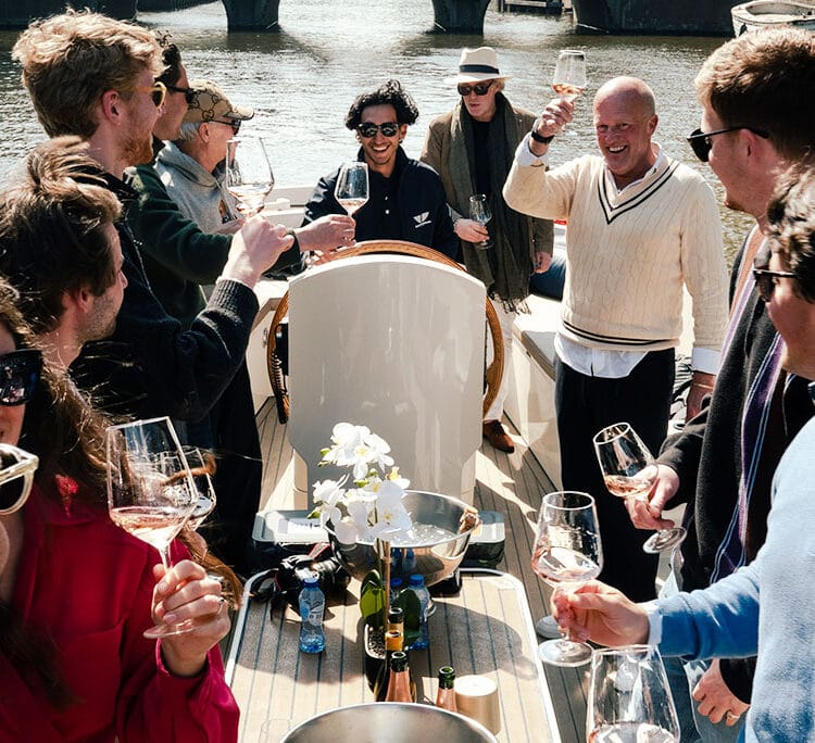 Collega’s proosten op een privéboot in Amsterdam