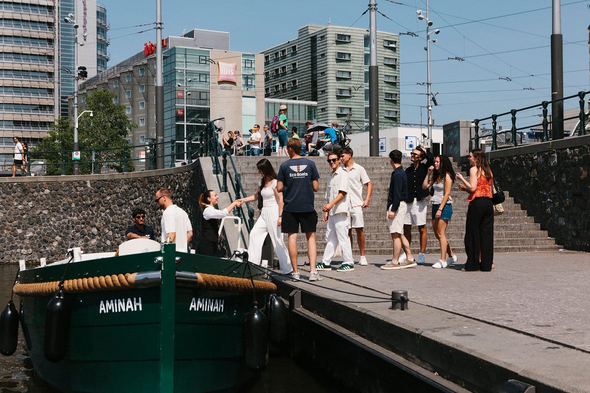 bbqen op een boot in amsterdam