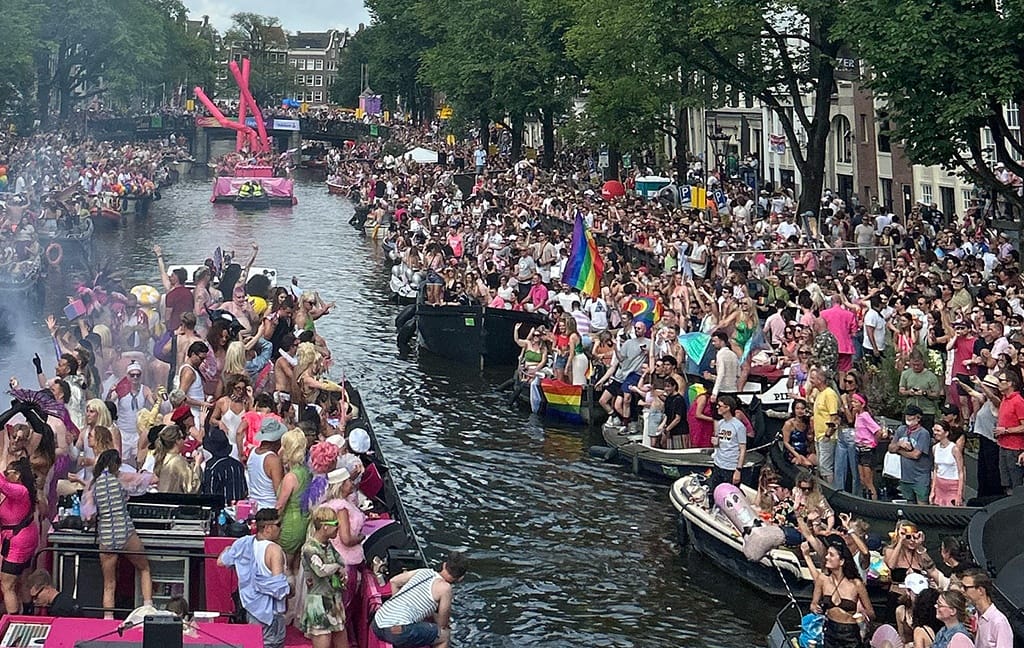 Amsterdam canal parade boot