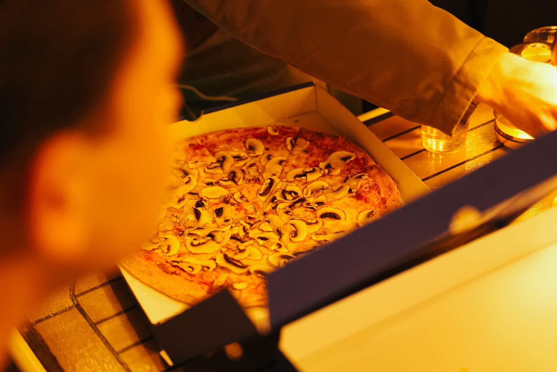 pizza eten op een boot in amsterdam