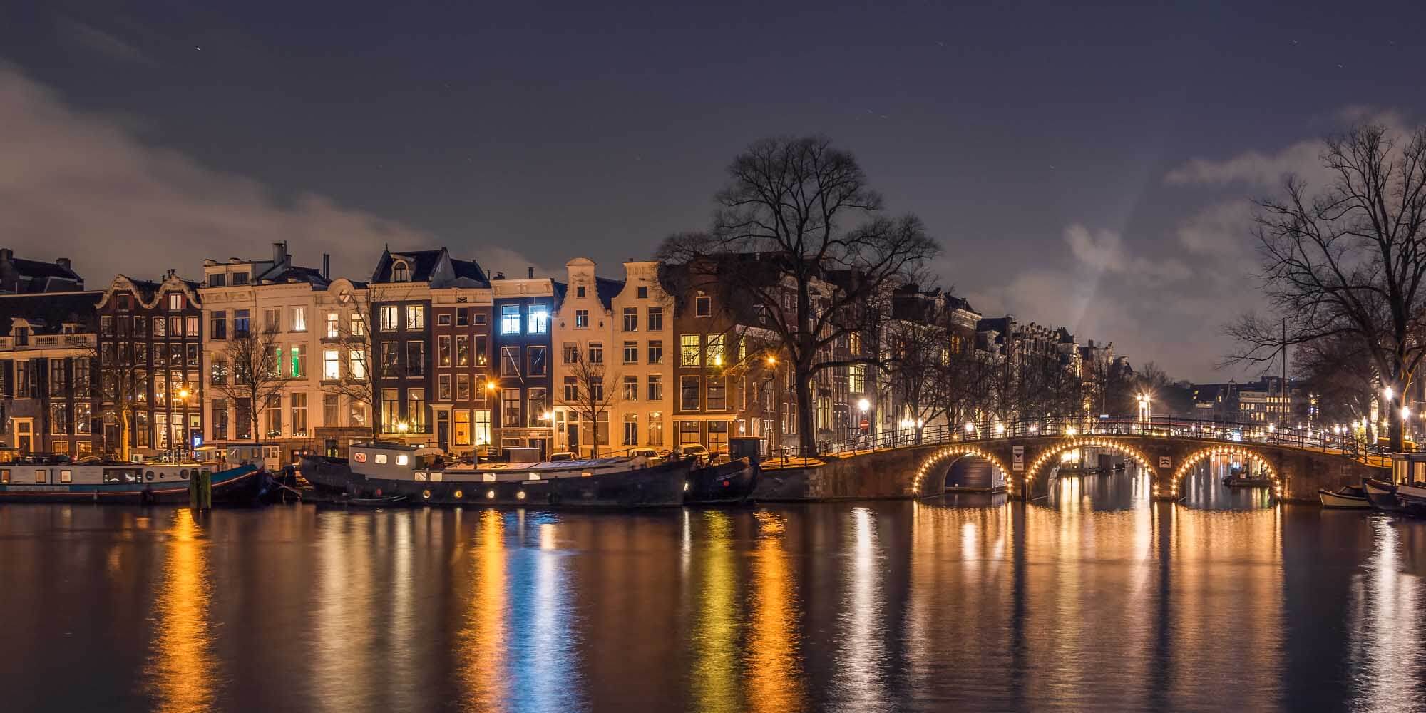 Amsterdamse grachten in de avond